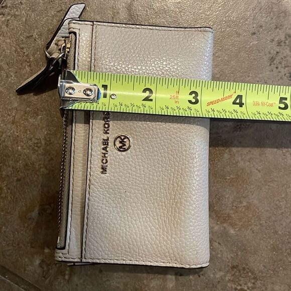 Michael Kors Beige leather Wallet Zippered Pockets Card Slots - Picture 7 of 7